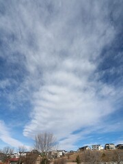 Obraz premium Dramatic Wavy Cloud Formation Over Colorado Suburb in Late Winter