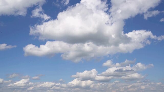 Zeitraffer von ziehenden Cumulus-Sch&ouml;nwetterwolken am blauen Himmel