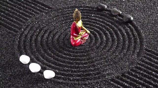 Japanischer ZEN Garten der Meditation und Entspannung f&uuml;r K&ouml;rper, Geist und Seele mit Sand und Yin Yang Steinen in Rotation