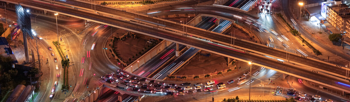 Expressway, Self-driving autonomous electric cars of the future with elements move along a busy traffic intersection. Artificial Intelligence, Car Scan, GPS Tracking, Smart Roads, IoT, highway