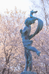 与野公園の銅像と満開の桜