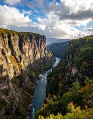 Schlucht mit Fluss tief unten
