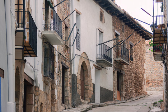 Calle de origen medieval con dinteles de piedra y balcones de hierro forjado en Vistabella del Maestrazgo, Castell&oacute;n, Espa&ntilde;a