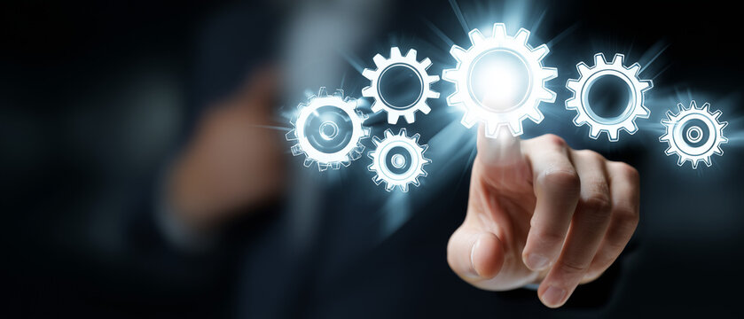 M&atilde;o interagindo com engrenagens digitais simbolizando controle de processos, inova&ccedil;&atilde;o tecnol&oacute;gica e gest&atilde;o eficiente no ambiente corporativo