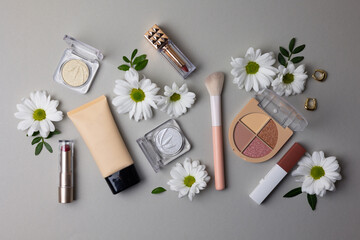 Makeup cosmetics and flowers on pastel background top view. Spring, new products, updates. place for text © Fotomoment001