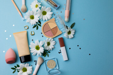 Makeup cosmetics and flowers on pastel background top view. Spring, new products, updates. place for text © Fotomoment001