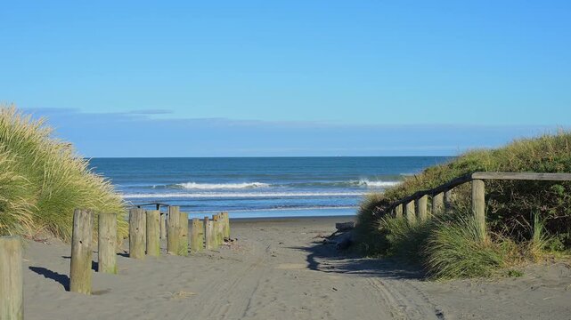 Blick auf den ruhigen Strandweg mit Meerblick unter klarem Himmel, Spencer Park Beach, Spencerville, Christchurch, Neuseeland S&uuml;dinsel, Neuseeland, Ozeanien -