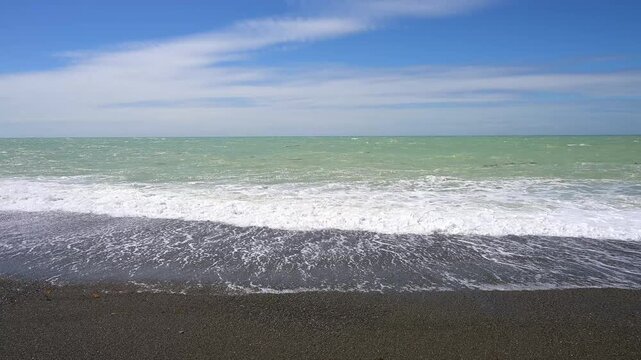Wellen schlagen gegen eine felsige K&uuml;ste bei blauem Himmel, Tuhawaiki Point Lighthouse oder Jack's Point Lighthouse, Scarborough, Timaru, S&uuml;dinsel, Neuseeland, Ozeanien -