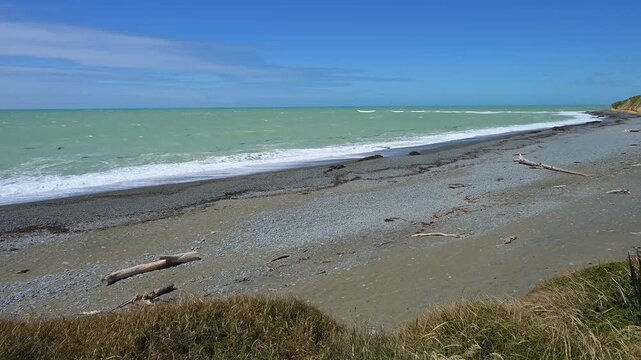 Wellen schlagen gegen eine felsige K&uuml;ste bei blauem Himmel, Tuhawaiki Point Lighthouse oder Jack's Point Lighthouse, Scarborough, Timaru, S&uuml;dinsel, Neuseeland, Ozeanien -
