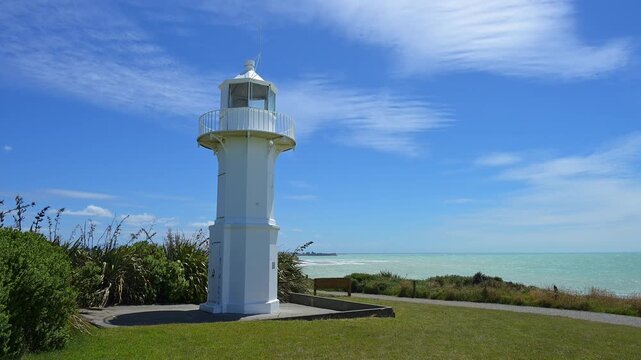 Wei&szlig;er Leuchtturm an der K&uuml;ste bei klarem Himmel und Meer, Tuhawaiki Point Lighthouse oder Jack's Point Lighthouse, Scarborough, Timaru, S&uuml;dinsel, Neuseeland, Ozeanien