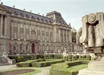 K&ouml;nigsschloss in Br&uuml;ssel von der Stra&szlig;e aus gesehen