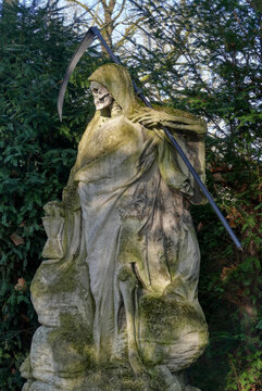 Historische Sensenmann-Statue auf einem ber&uuml;hmten Friedhof in K&ouml;ln