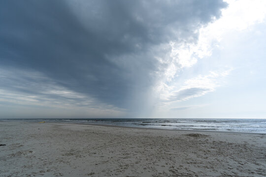 Aufziehendes Gewitter &uuml;ber dem Strand von Amrum