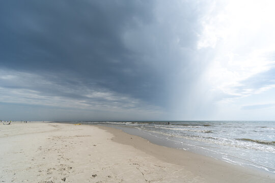 Kontrast aus Sonne und Gewitter am Nordseestrand