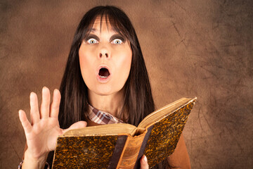 Frau mit Buch und entsetzten Blick