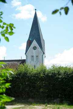 Sommerlicher Blick auf Nebel und St.-Clemens-Kirche