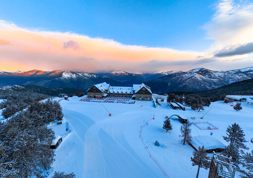 Amanecer en el hotel de Port-Ain&eacute;, junto a las pistas de esqu&iacute; con las monta&ntilde;as muy nevadas. 