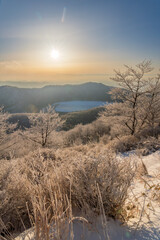 樹氷の赤城山地蔵岳登山道から朝日に染まる樹氷と完全氷結の小沼
タイトル変更