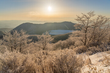 樹氷の赤城山地蔵岳登山道から朝日に染まる樹氷と完全氷結の小沼
タイトル変更