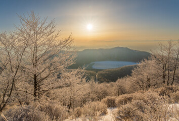 樹氷の赤城山地蔵岳登山道から朝日に染まる樹氷と完全氷結の小沼
タイトル変更