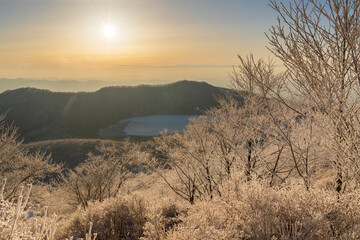 樹氷の赤城山地蔵岳登山道から朝日に染まる樹氷と完全氷結の小沼
タイトル変更