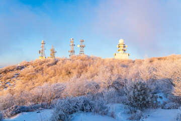 朝日に輝く樹氷の赤城山地蔵岳スノーハイク