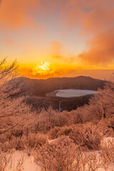 樹氷の赤城山地蔵岳登山道から朝日に染まる樹氷と完全氷結の小沼
タイトル変更