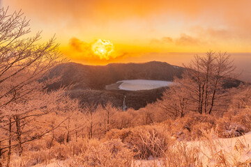 樹氷の赤城山地蔵岳登山道から朝日に染まる樹氷と完全氷結の小沼
タイトル変更