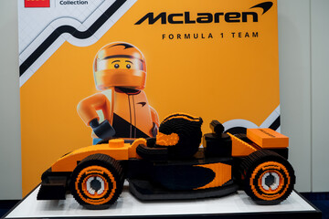 Fototapeta premium LEGO McLaren Formula 1 race car model with driver figure display. Toronto, Canada - February 18, 2026.
