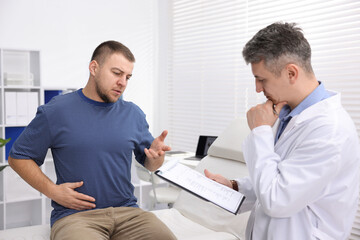 Obraz premium Man having appointment with urologist in clinic