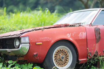 放置された赤い車