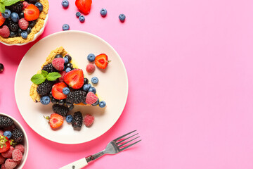 Plate with delicious berry pie on pink background, closeup © Pixel-Shot