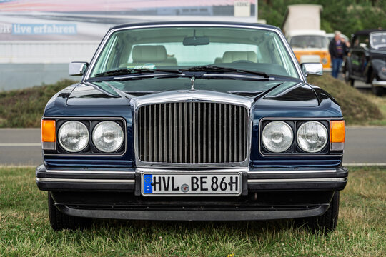 LINTHE, GERMANY - JUNE 08, 2025: Full-size luxury car Bentley Mulsanne Turbo R, 1986. Die oldtimer show.