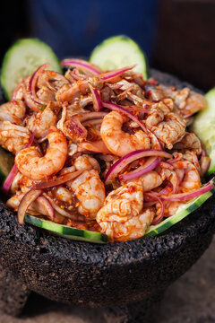 Aguachile de camar&oacute;n con cebolla morada y pepino servido en molcajete