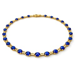 Obraz premium Complete Gold Necklace With Elegant Sapphire Accents Along The Whole Chain On Clean White Backdrop