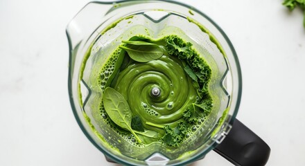 Obraz premium Green smoothie in blender with leafy greens