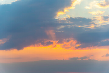 Obraz premium Clouds in the sunset sky A breathtaking sunset with vivid orange and yellow hues paints the sky