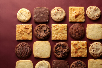 俯瞰で撮影した暖色系背景のクッキーの集合写真