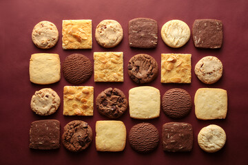 俯瞰で撮影した暖色系背景のクッキーの集合写真