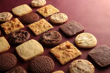 俯瞰で撮影した暖色系背景のクッキーの集合写真