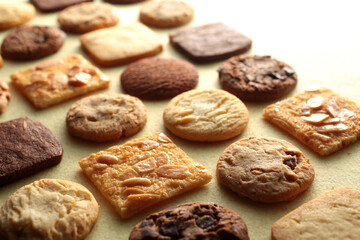俯瞰で撮影した暖色系背景のクッキーの集合写真