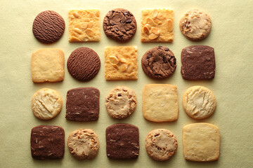 俯瞰で撮影した暖色系背景のクッキーの集合写真