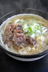 湯気の上がる温かい肉うどん