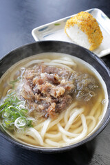 湯気の上がる温かい肉うどん