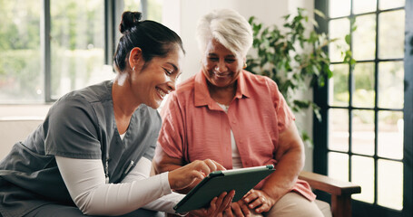 Healthcare, smile or tablet with nurse and old woman in home for test result feedback or review. App, medical or visit with caregiver and senior patient in assisted living facility for diagnosis © OnPoint/peopleimages.com