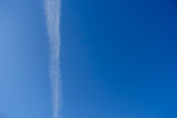 飛行機雲と青空