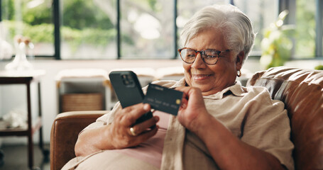 Obraz premium Credit card, online shopping and phone with old woman on sofa in home for retirement as customer. App, ecommerce and smile with happy senior person in living room of apartment for payment or purchase