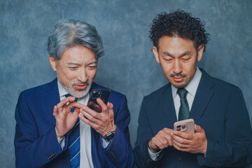 スマートフォンを操作するスーツ姿の男性