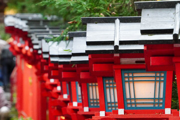 京都貴船神社の朱塗りの灯籠が立ち並ぶ参道の石段
