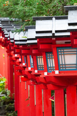 京都貴船神社の朱塗りの灯籠が立ち並ぶ参道の石段